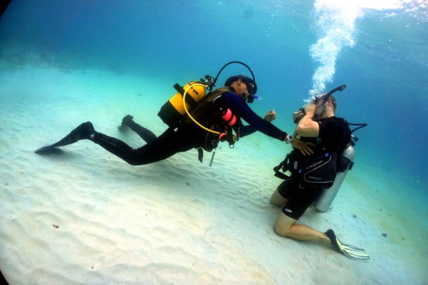 Scubalibre Varadero instructor teaching scuba diving courses Varadero to beginners